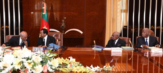 Le conseil supérieur de la magistrature. Laurent Esso chuchote à l'oreille de Paul Biya