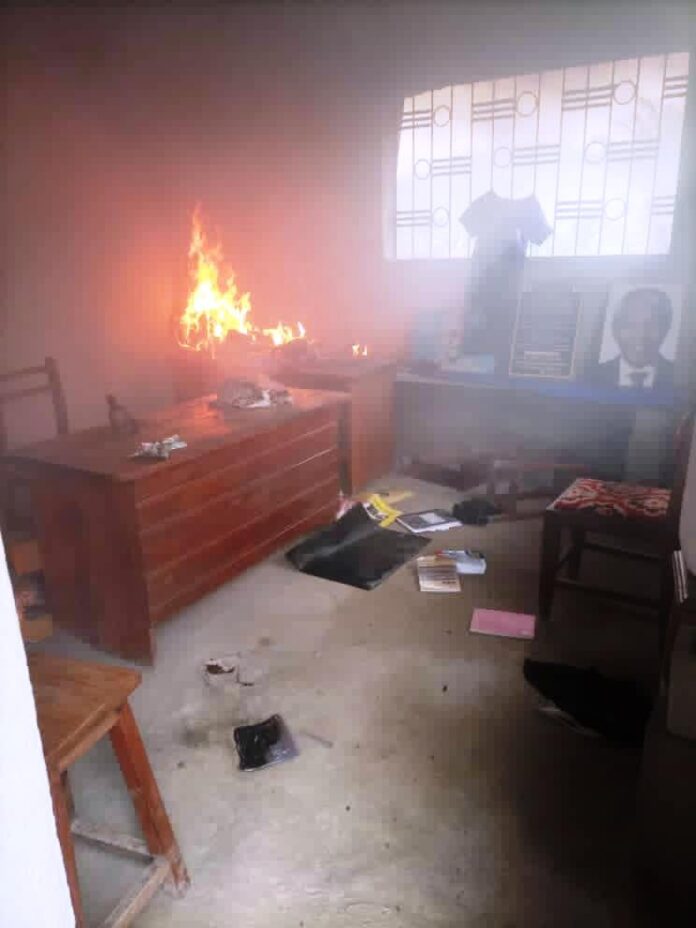 Du feu sur les bâtiments de Kulu memorial college de Kumba