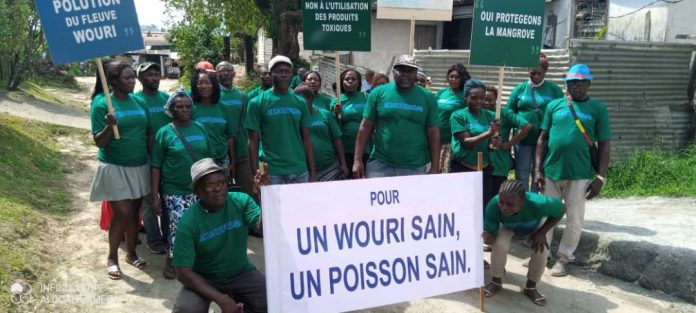 Le commerce du poisson menacé par la pollution du fleuve Wouri