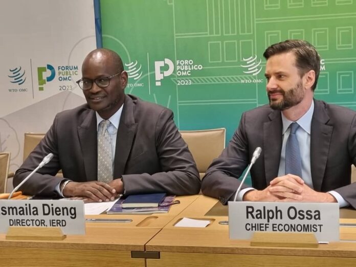 Ralph Ossa en compagnie d'Ismaïla Dieng (à gauche) ce 12 septembre 2023 au siège de l'OMC