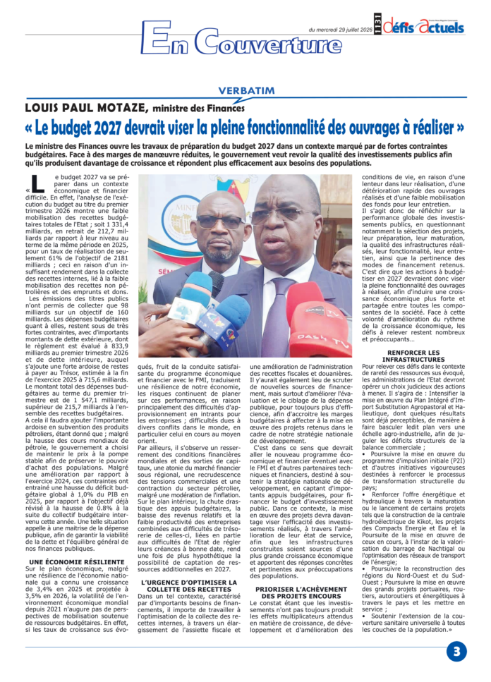 Trois hommes en costumes lors d'une interview.