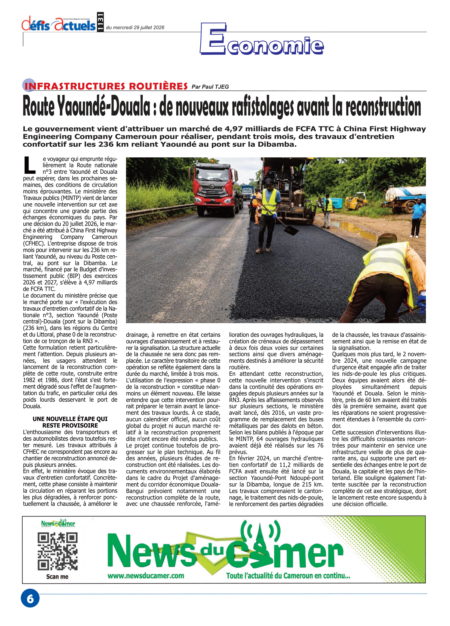 Ouvriers effectuant des travaux de réfection sur une route avec des véhicules et machines visibles.