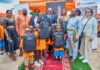 Makénéné : la Fondation Orange Cameroun équipe 2000 enfants déplacé internes en kits scolaires