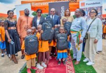 Makénéné : la Fondation Orange Cameroun équipe 2000 enfants déplacé internes en kits scolaires